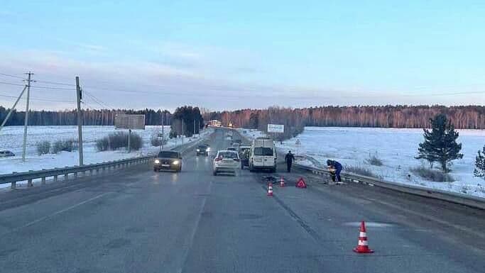 В Иркутской области маршрутка врезалась в грузовик, один человек пострадал