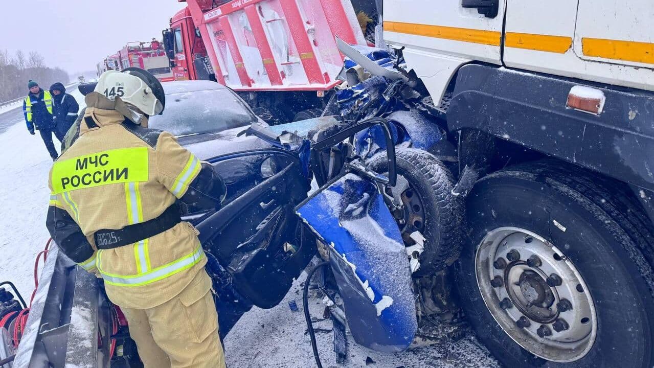 В Тюменской области в массовом ДТП на трассе погибли три человека
