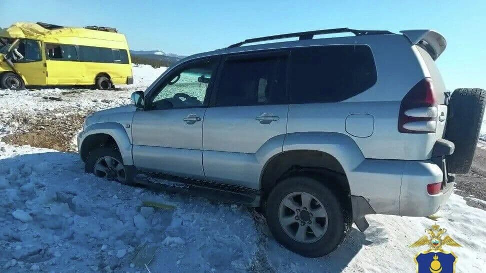 В Бурятии автобус опрокинулся на трассе после столкновения с внедорожником