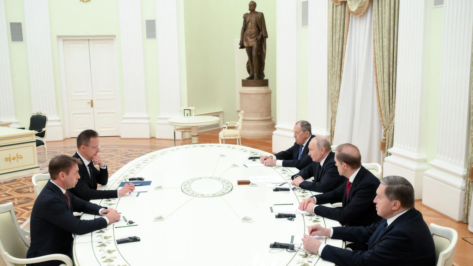 Лавров, Ушаков и Мантуров участвовали на встрече Путина и Сийярто в Кремле