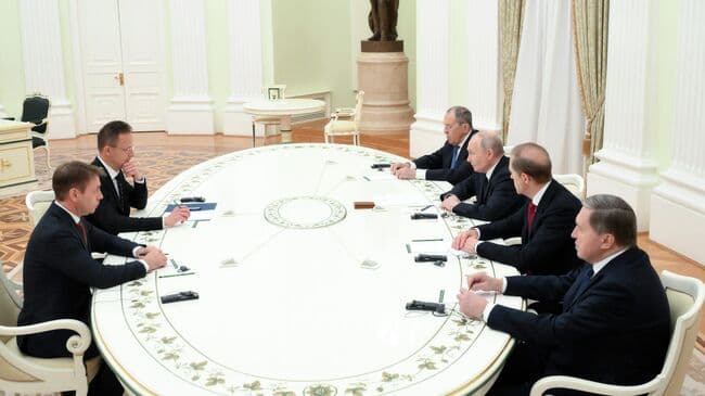 Путин обсудил с главой МИД Венгрии сотрудничество в энергетике