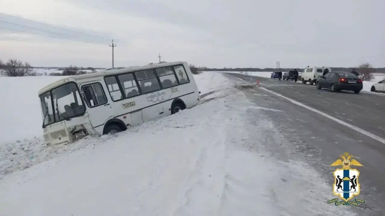 В Новосибирской области автобус столкнулся с машиной, есть пострадавшие