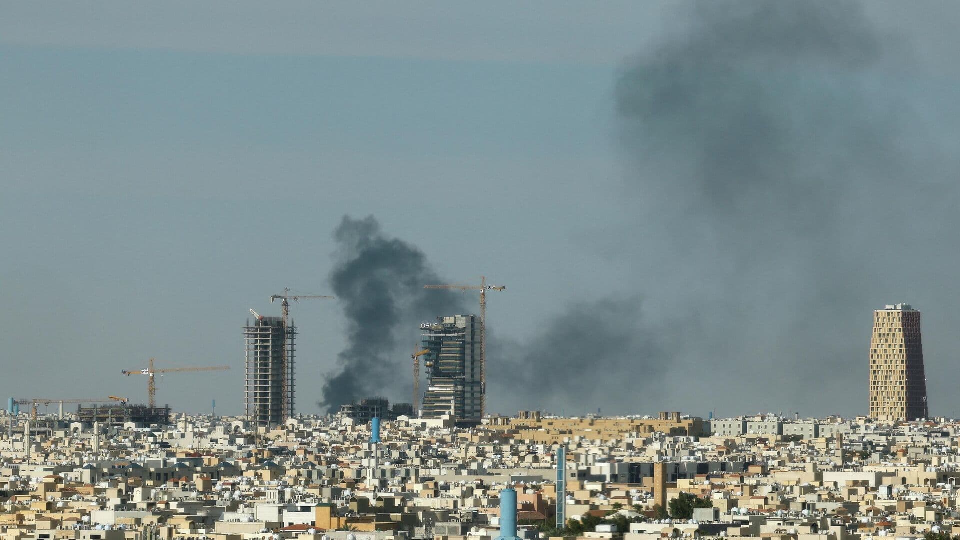 В ОАЭ американский танкер загорелся после удара