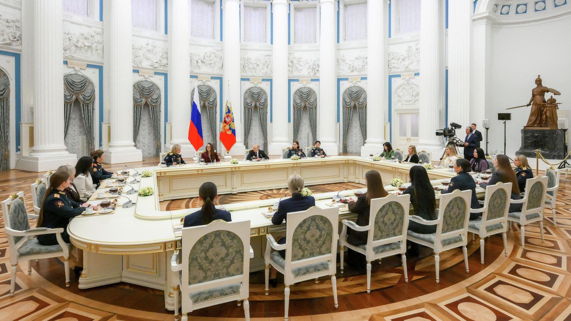 Путин обсудил с военнослужащей использование мессенджеров в зоне СВО