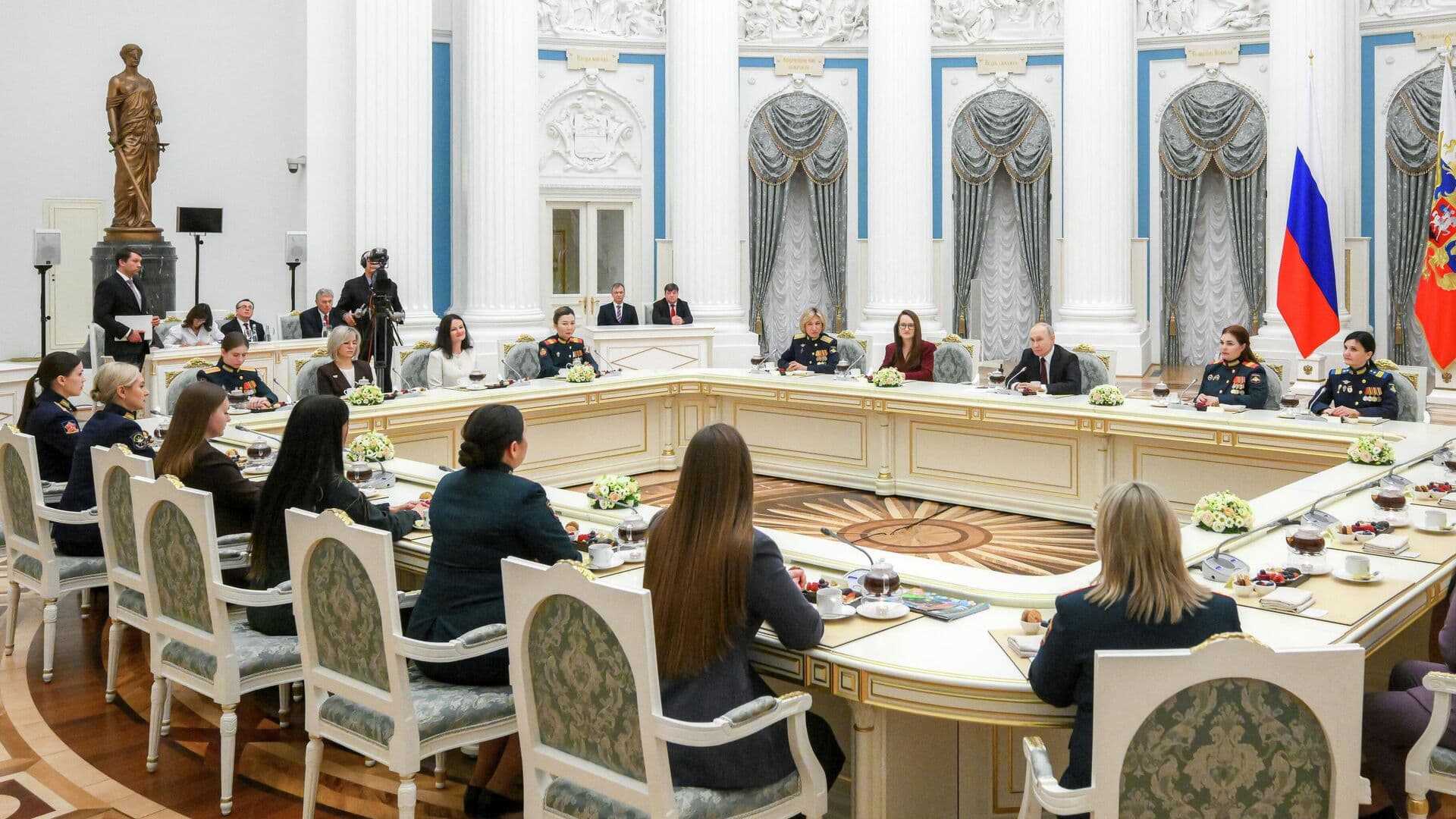 Путин назвал связь на фронте одной из самых важных сфер