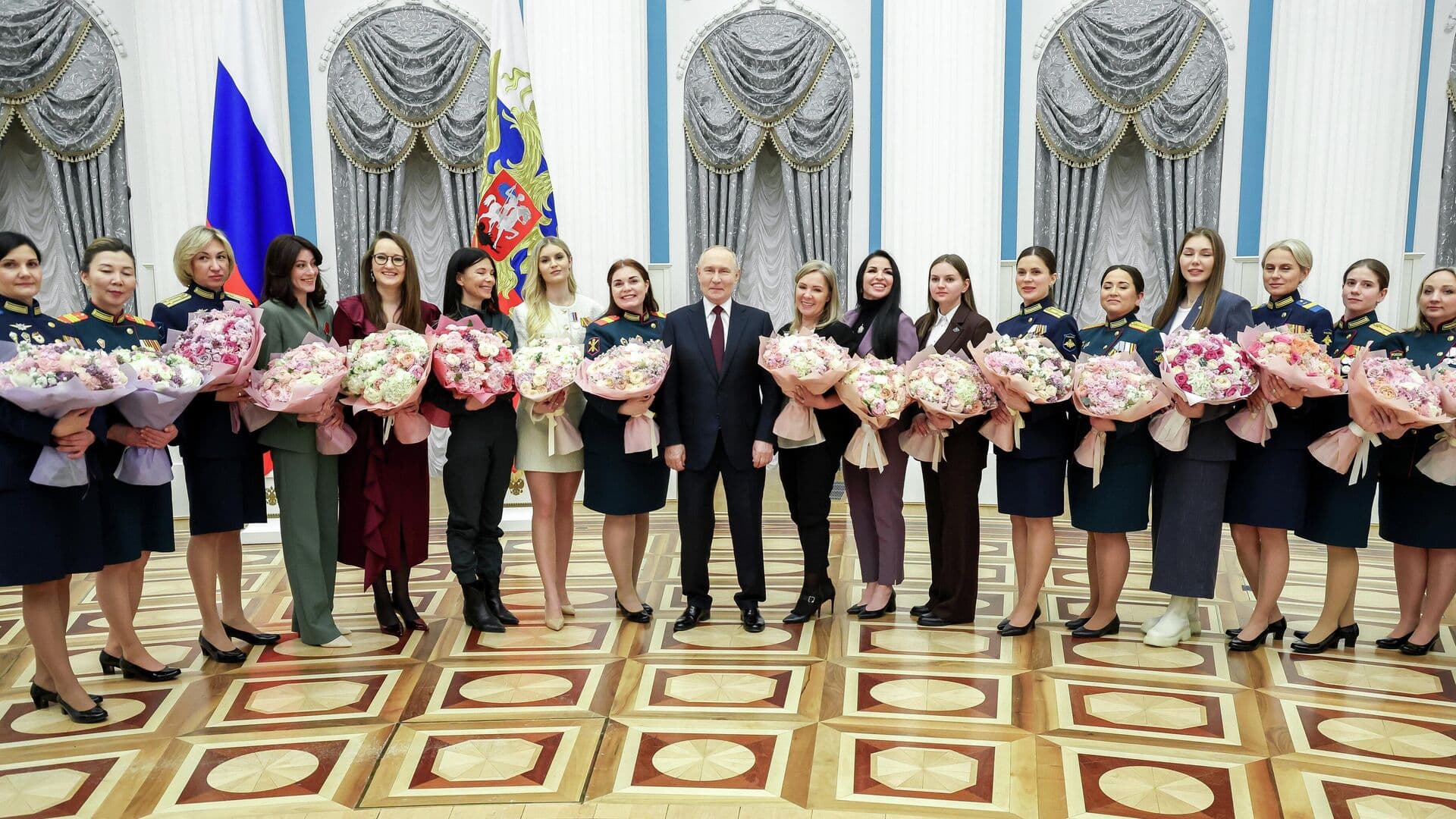 Путин подарил букеты участницам встречи в Кремле