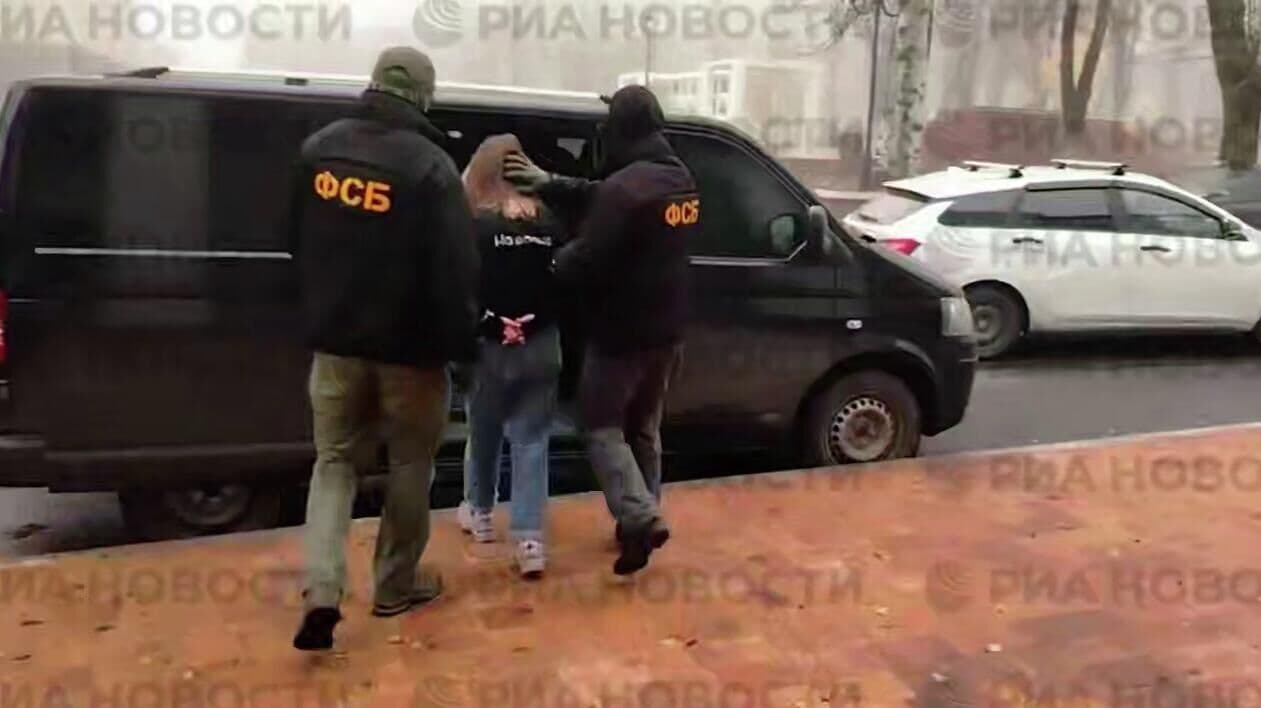 ФСБ задержала жительницу ДНР за передачу данных украинской разведке