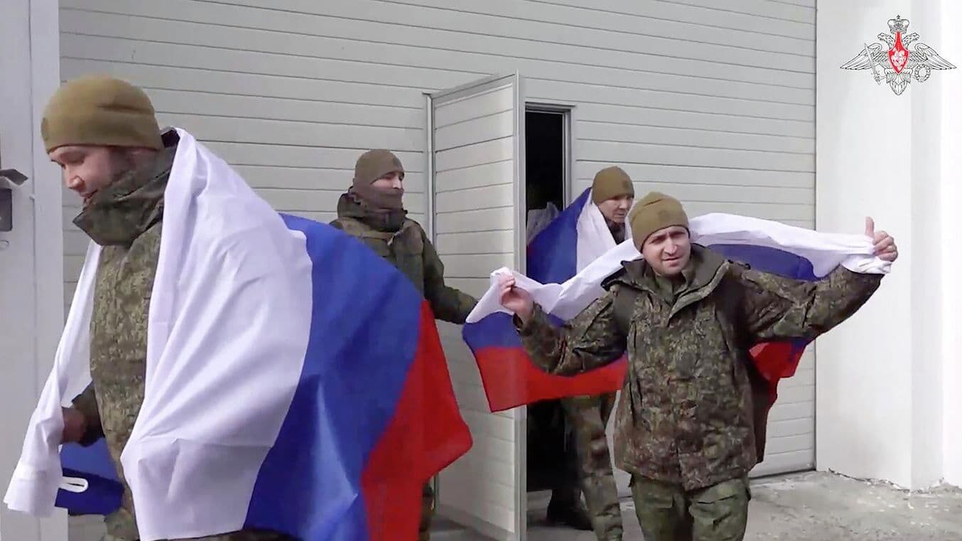 В Подмосковье приземлились самолеты со спасенными из украинского плена