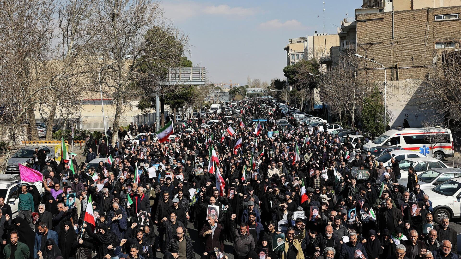 В Тегеране жители вышли на митинг с портретами Хаменеи