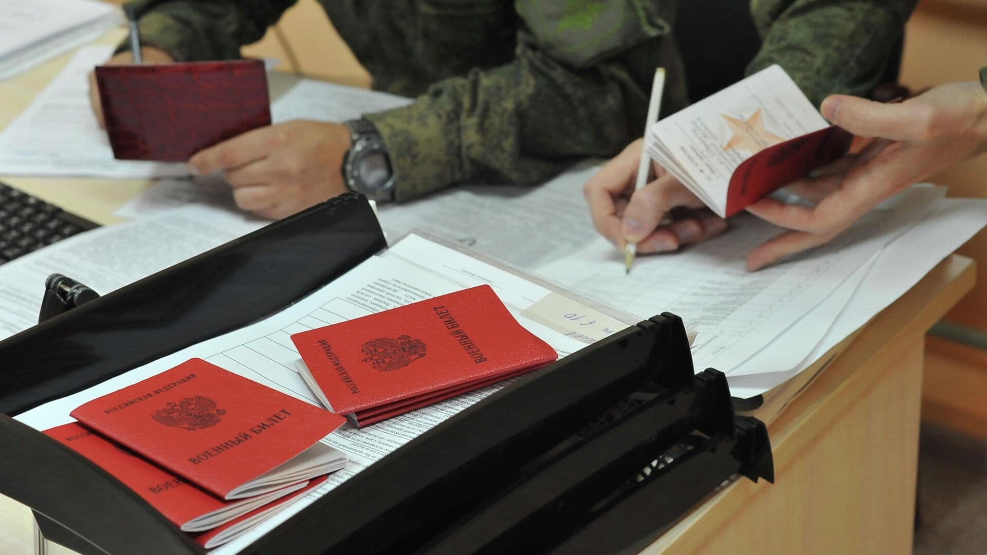 Срок военной службы по призыву в России не изменился