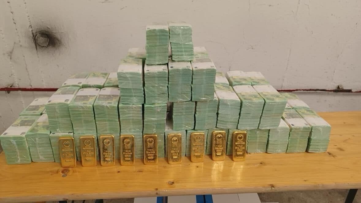 Власти Венгрии показали фото изъятых у украинцев золота и валюты