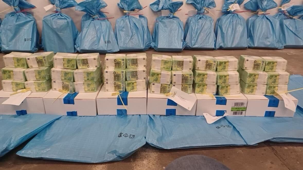 "Ощадбанк" приостановил ввоз наличных на Украину после инцидента в Венгрии