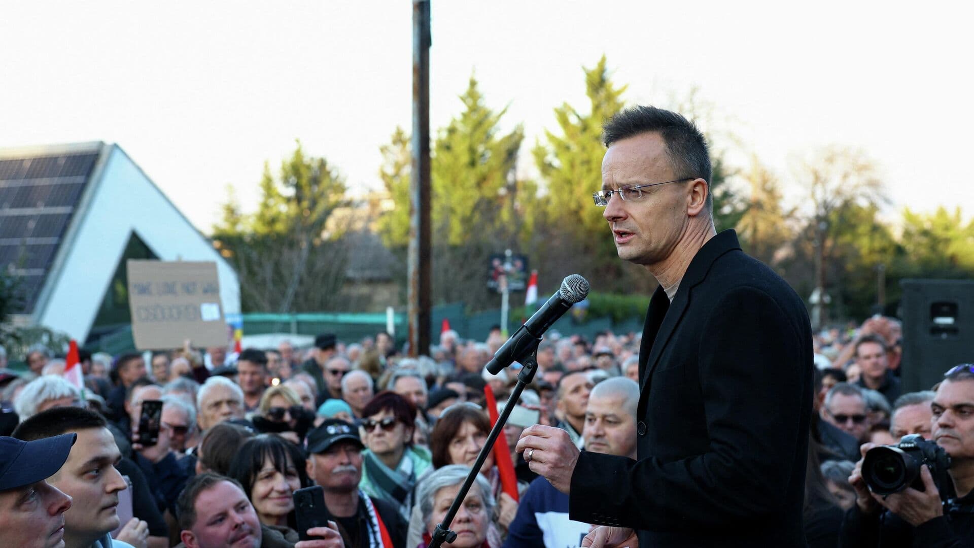 Сийярто принял участие в акции протеста против шантажа Украины