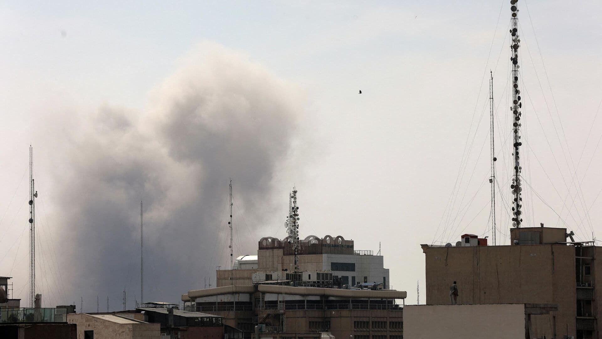 Иранские нефтехранилища в двух городах подверглись авиаударам