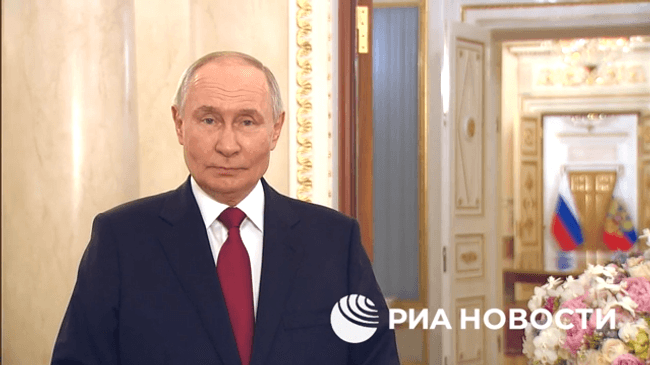 Путин поздравил россиянок с 8 Марта