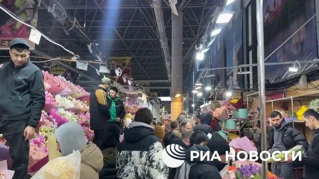 В Москве жители активно закупаются цветами на Рижском рынке