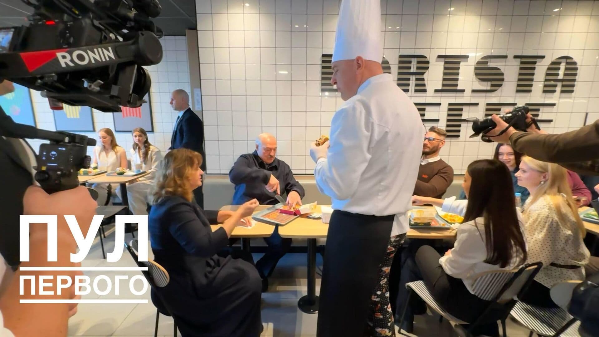 Лукашенко поделился бургером с журналистами