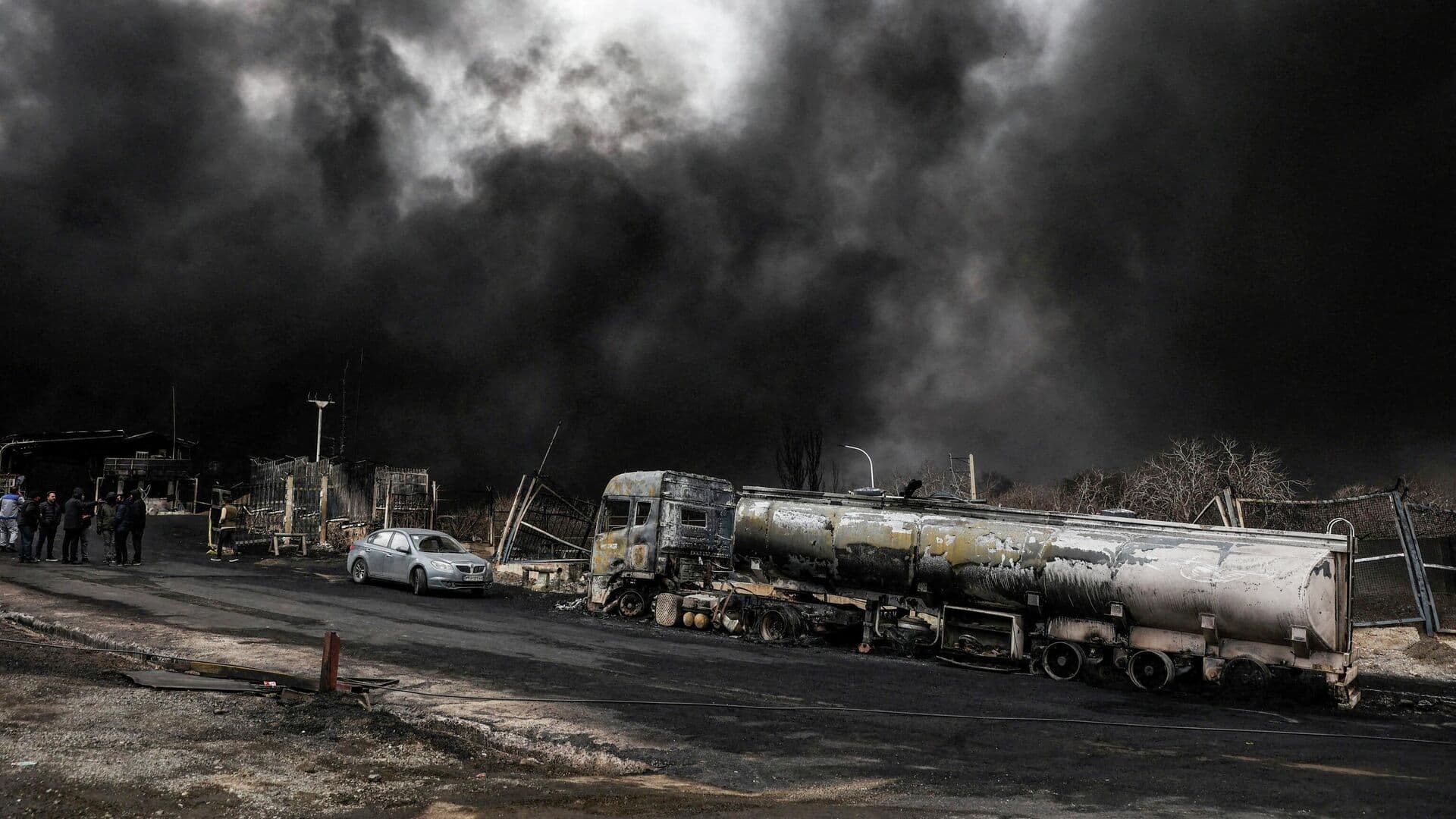 Дым заволакивает небо над Тегераном после ударов по нефтехранилищам