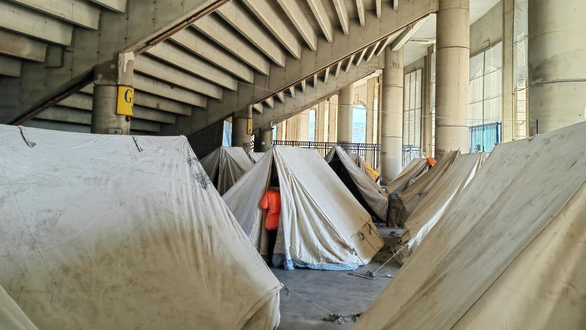 Главный стадион Ливана переоборудовали под ПВР