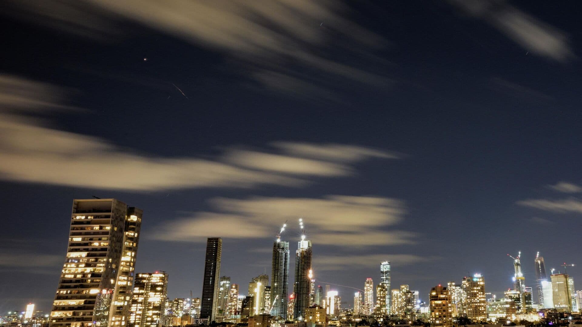 В Тель-Авиве звучат сирены тревоги