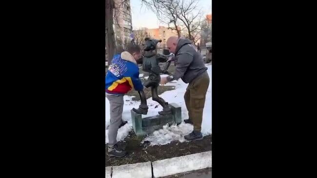 В Киеве мужчины вручную снесли скульптуру Буратино