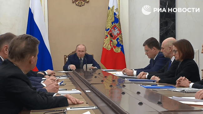 Путин провел совещание по ситуации на рынках нефти и газа