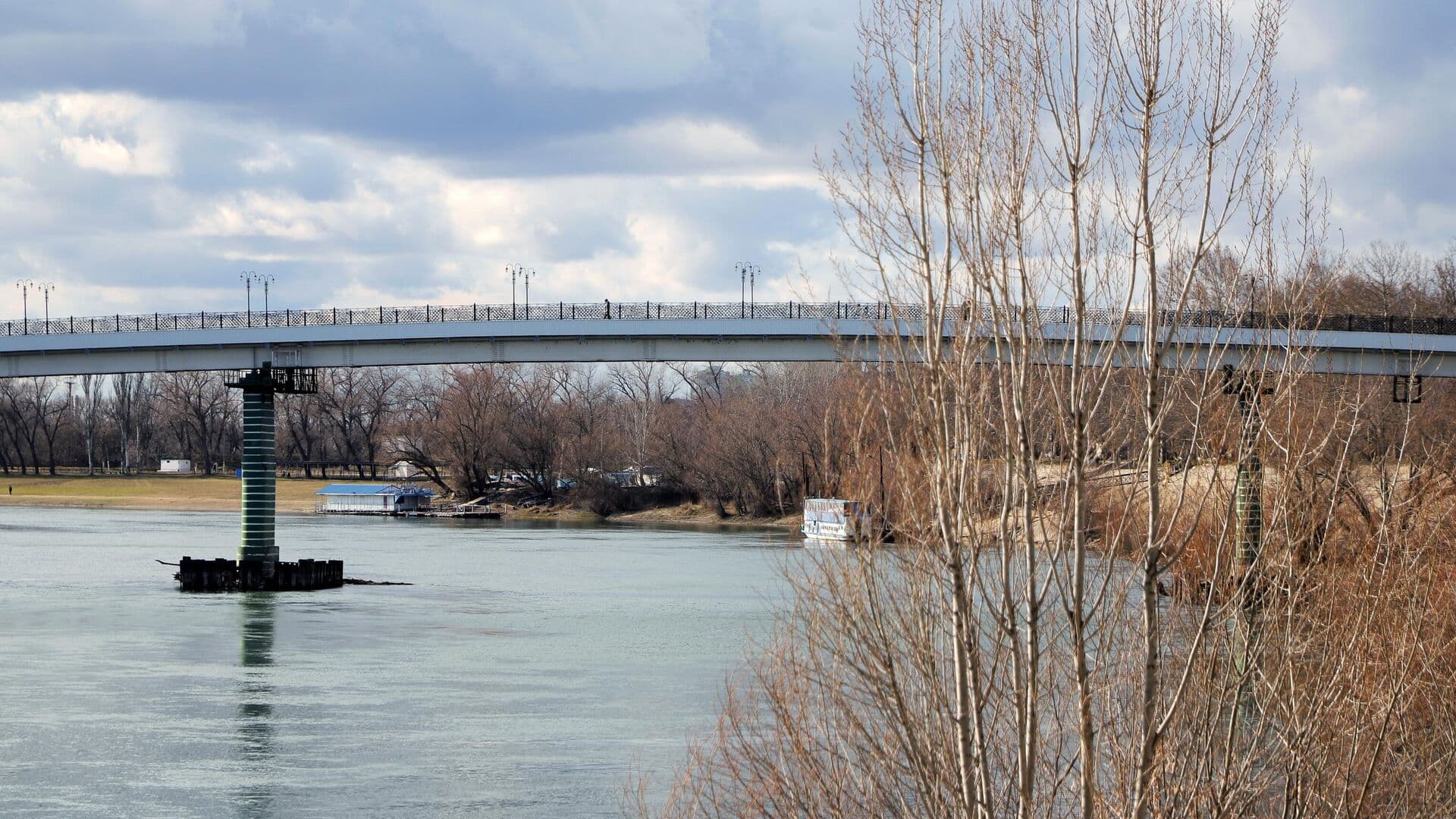 Молдавия запретила рыбную ловлю на Днестре из-за нефти с Украины