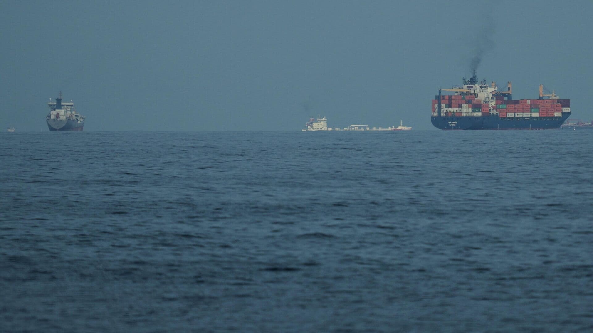 В Красном море скопились танкеры из-за смены торговых путей, пишут СМИ