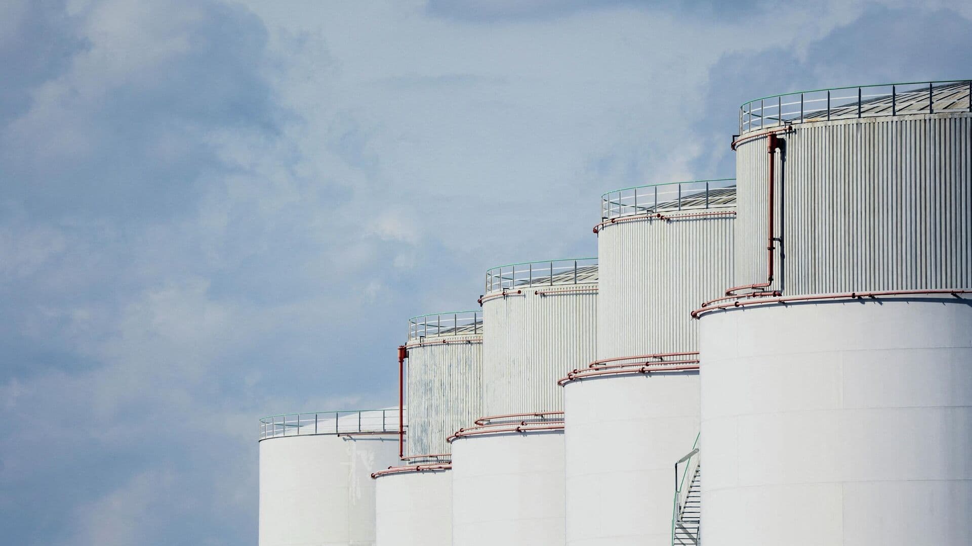 США и Израиль атаковали нефтяные объекты на юге Ирана, пишут СМИ