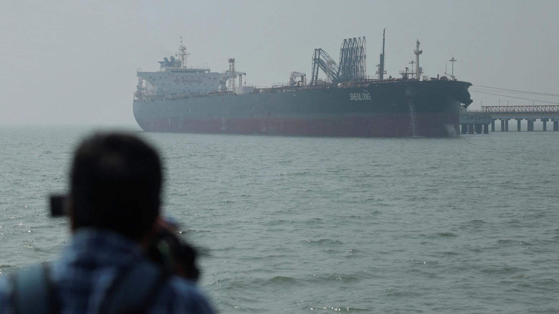 СМИ: прибывший в Индию танкер отключал транспондеры для прохождения Ормуза