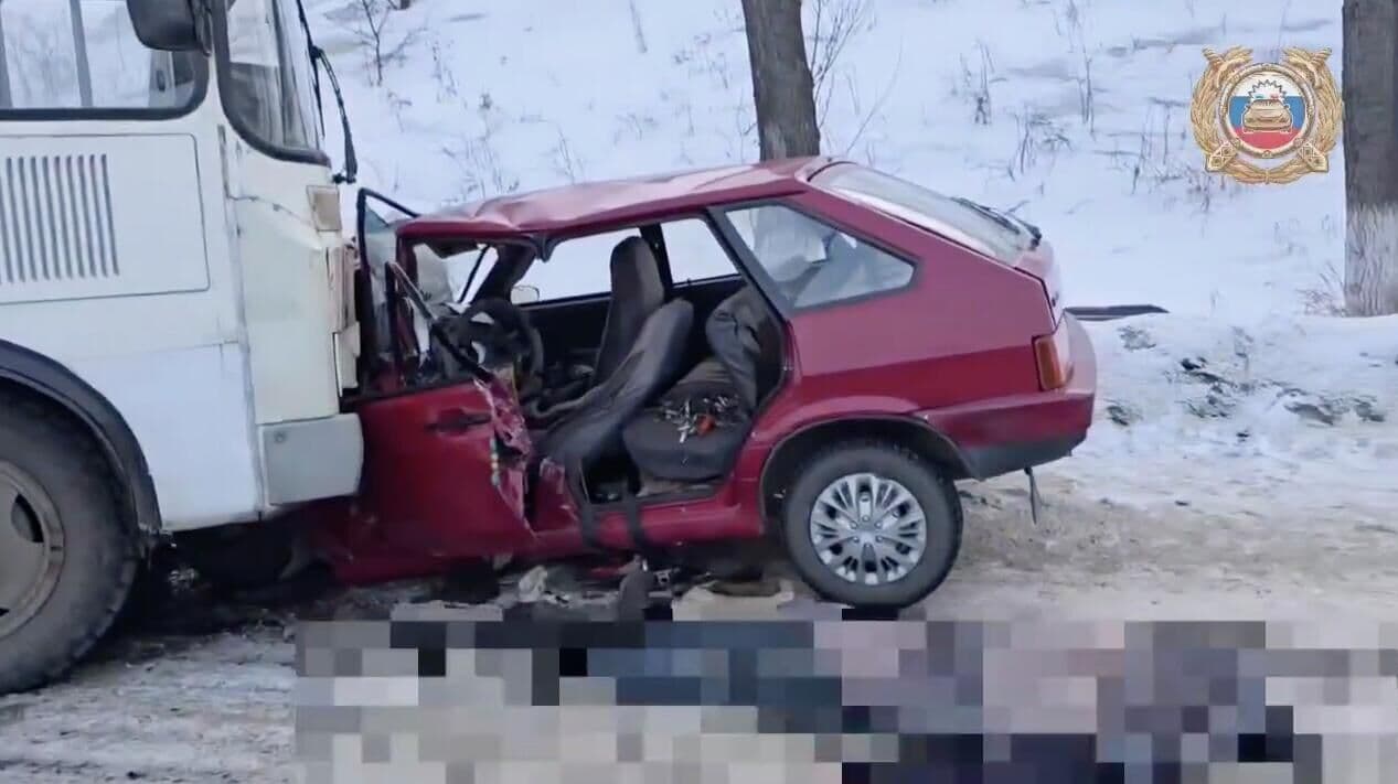 В Приангарье маршрутка столкнулась с легковушкой, один человек погиб