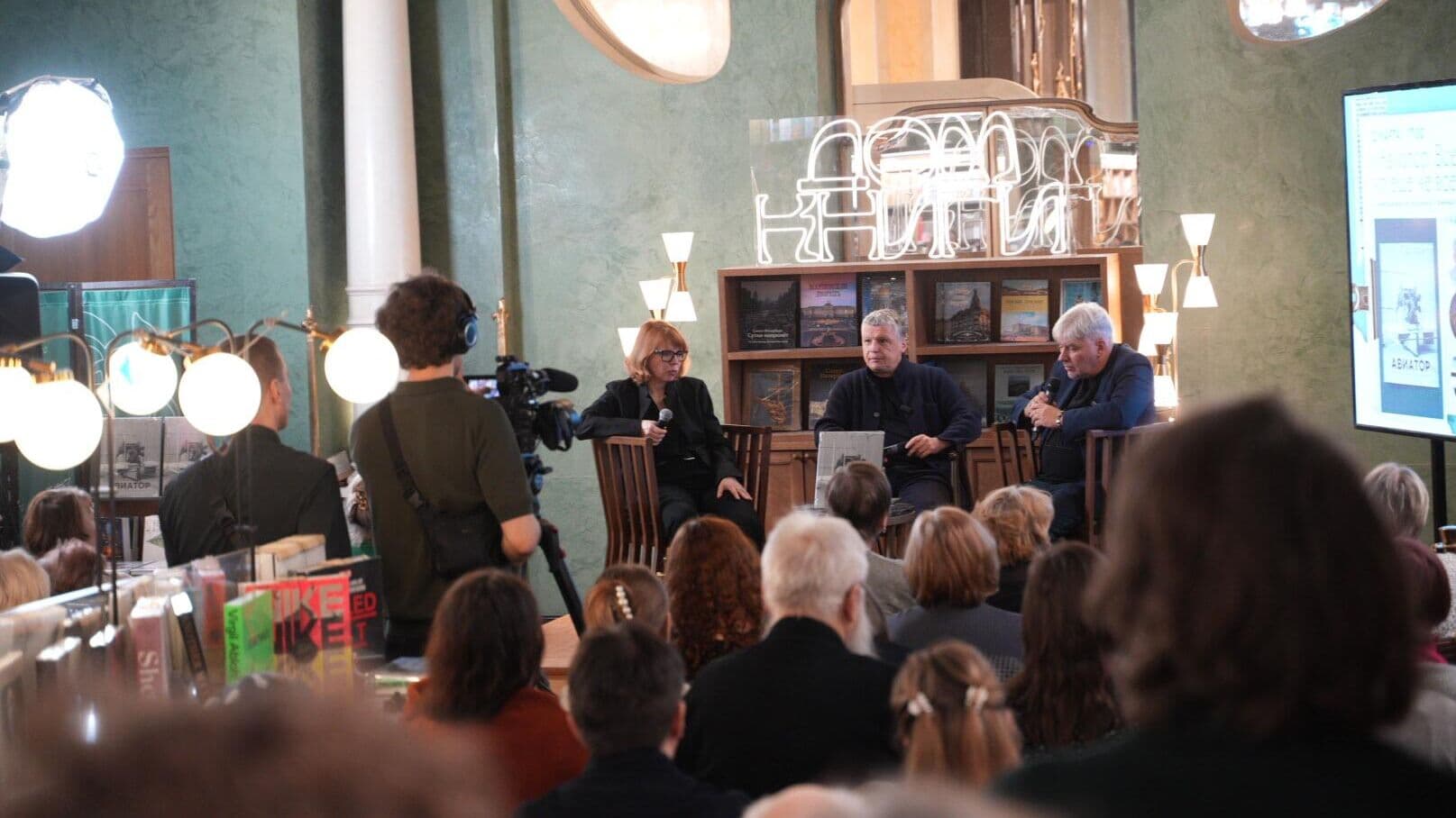 Водолазкин представил в Петербурге фотоальбом о съемках фильма "Авиатор"