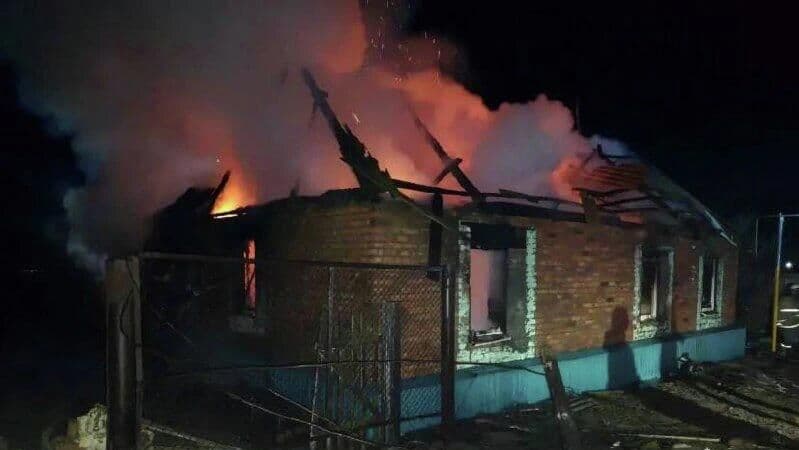 В Астраханской области при пожаре в жилом доме погибли мать и двое детей