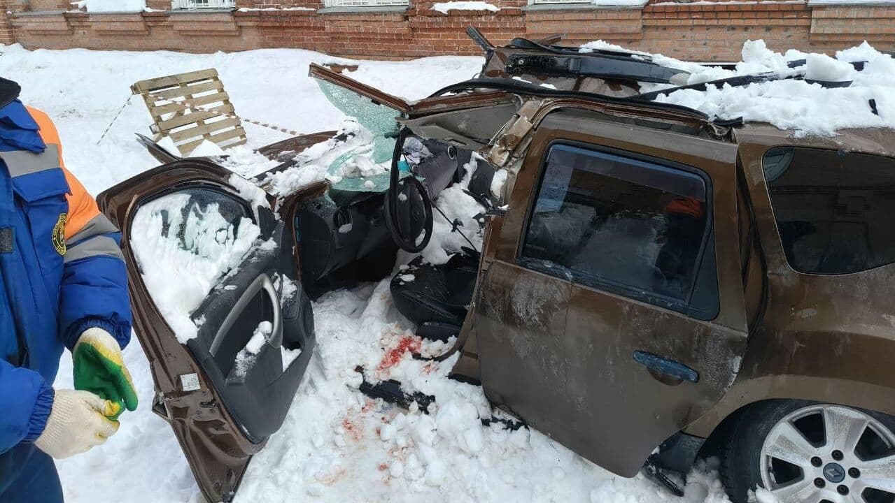 В Пермском крае упавший с крыши снег раздавил машину