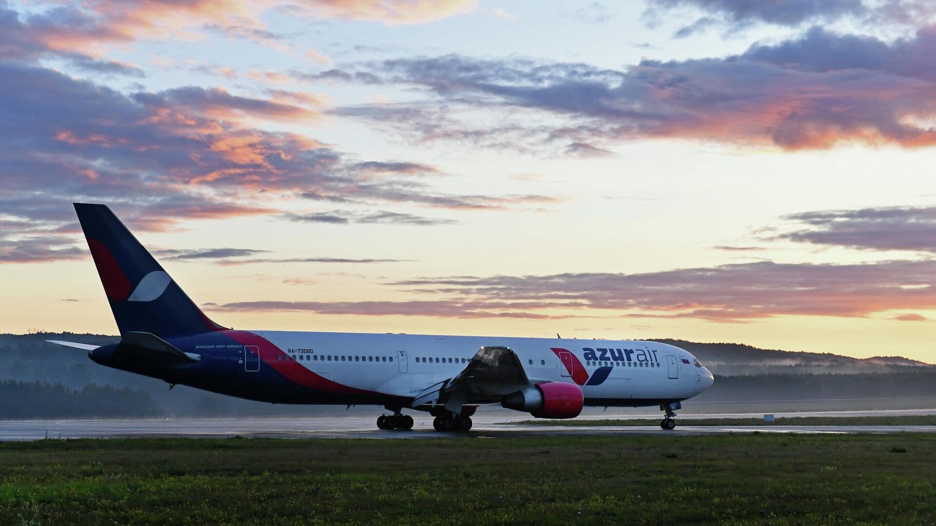 Azur Air начала отменять рейсы после предупреждения Росавиации