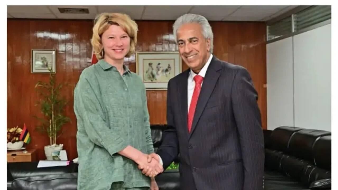 Захарова высмеяла британскую газету за ошибку с фото российского посла