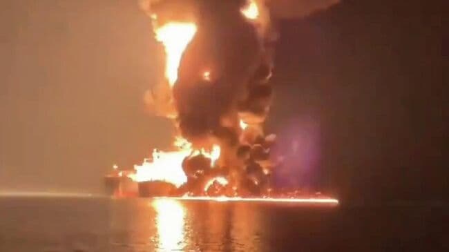 Кадры горящего американского танкера в ОАЭ вызвали переполох в США