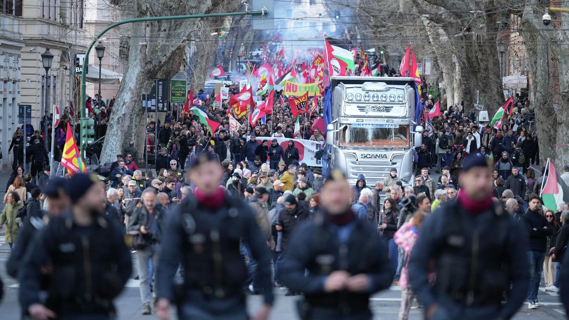 В Риме прошло антиправительственное шествие