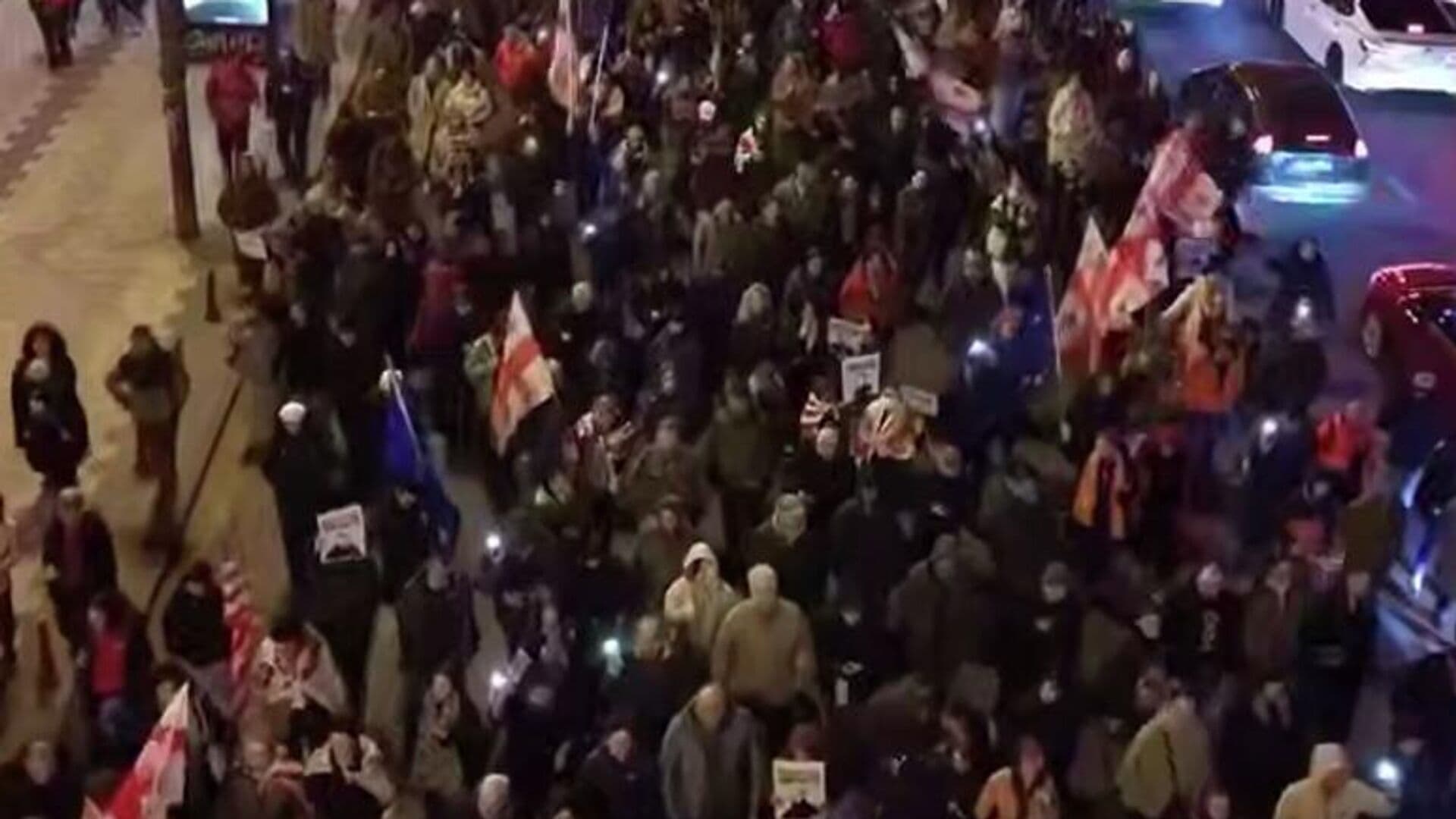 В Тбилиси проходит шествие в поддержку задержанных демонстрантов