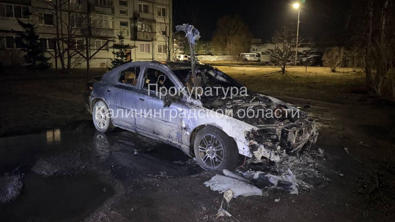 В Калининградской области мужчина поджег два автомобиля полицейских