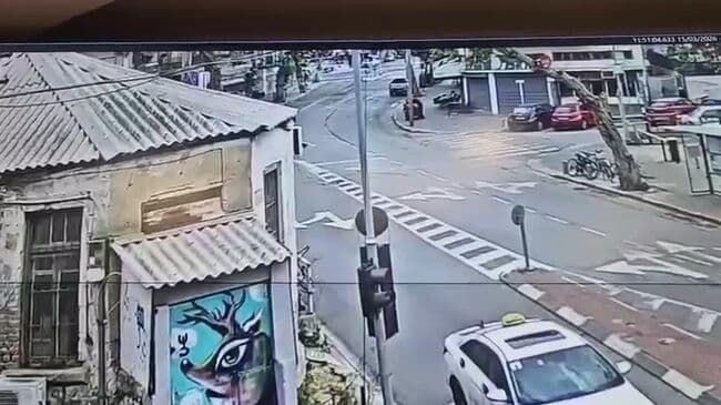 В Израиле показали момент падения кассетного боеприпаса рядом с людьми