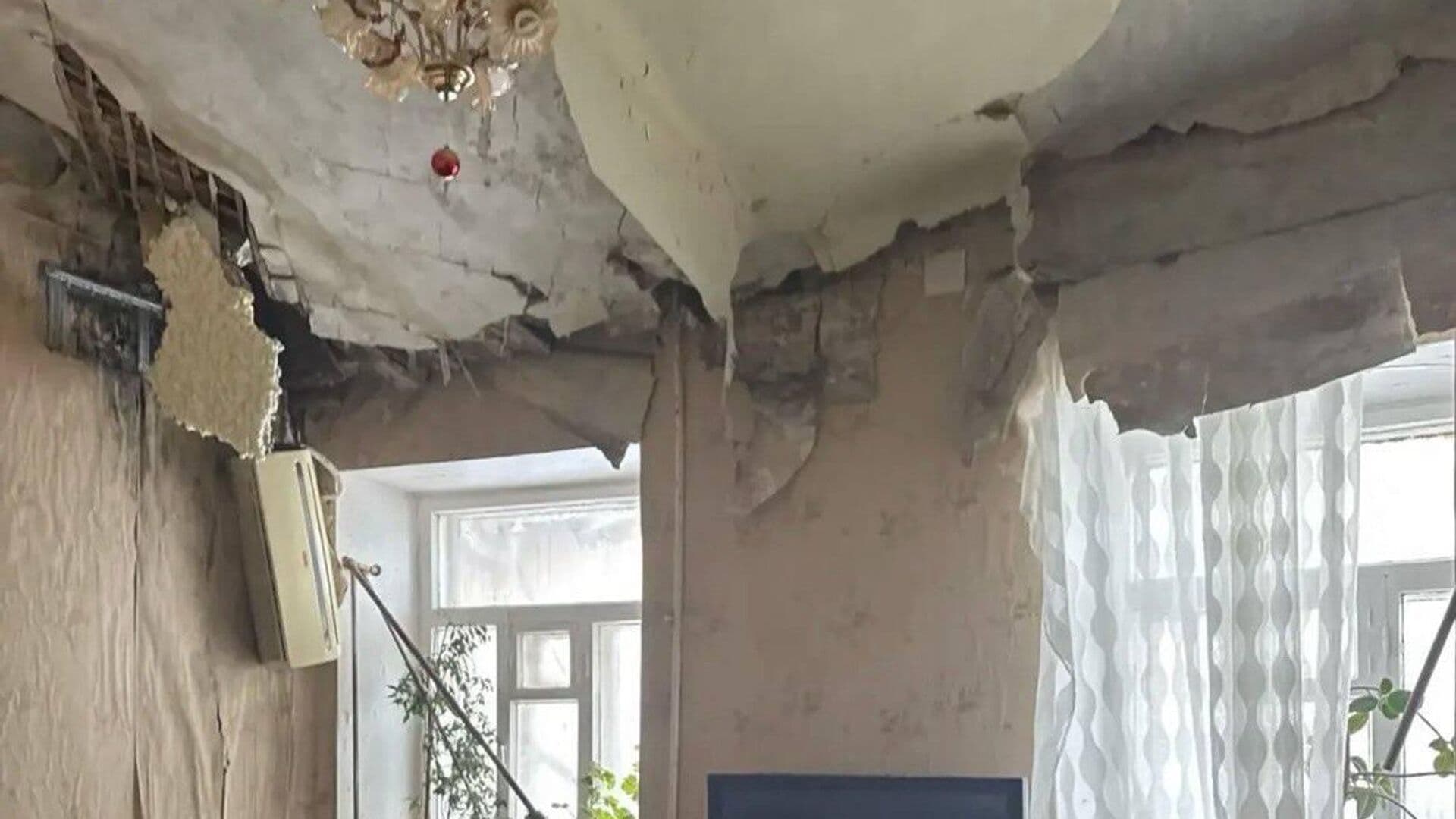 В центре Уфы под тяжестью снега обрушилась крыша дома