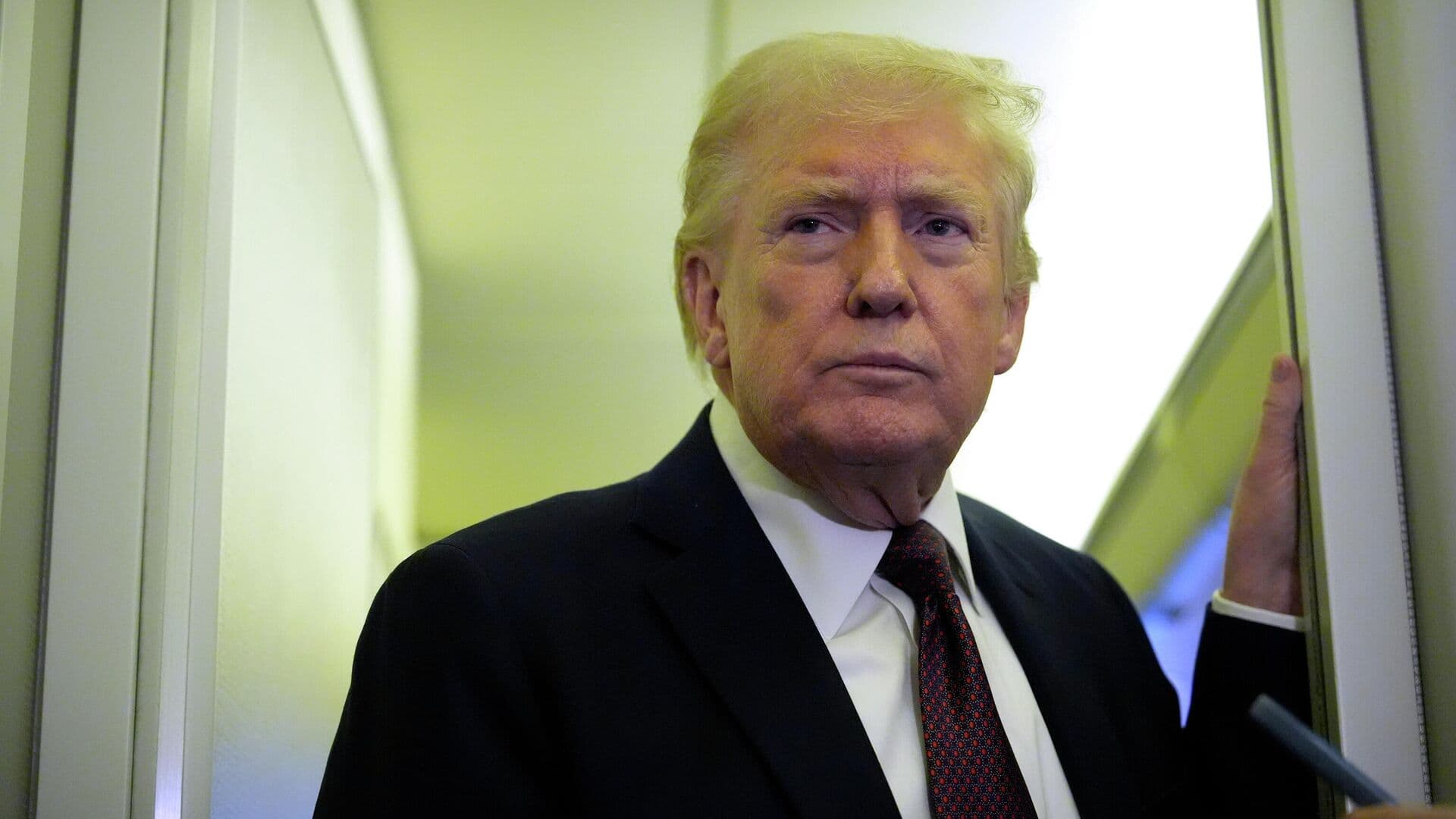 Бессент высказался о возможности переноса визита Трампа в Китай