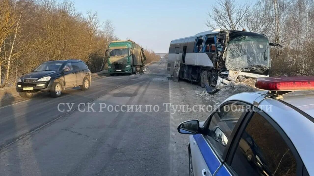 В Тульской области автобус столкнулся с грузовиком, один человек погиб