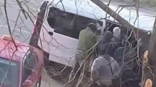 В Кривом Роге сотрудники ТЦК силой вытащили таксиста из машины