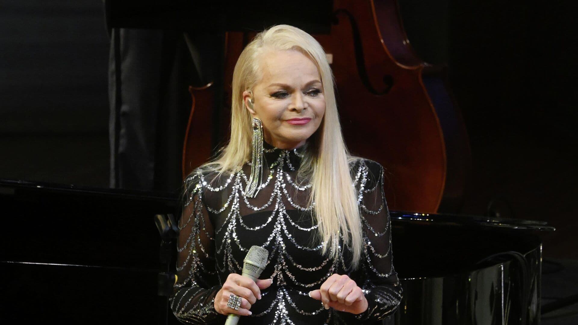 Суд в марте рассмотрит иск Долиной к аферистам