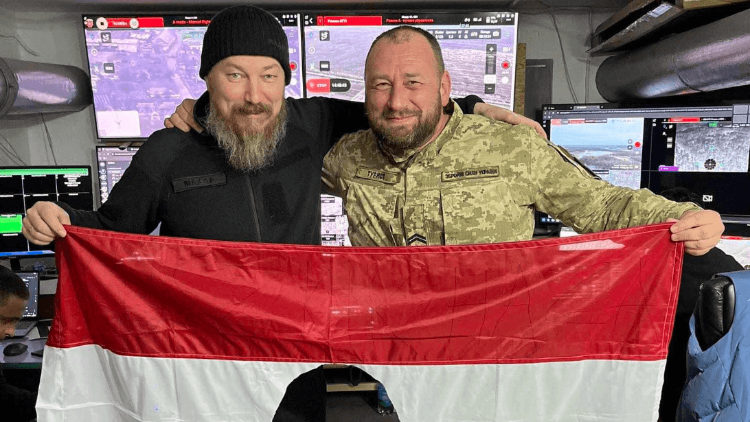 Азаров назвал фото посла Украины с продырявленным флагом Венгрии хамством