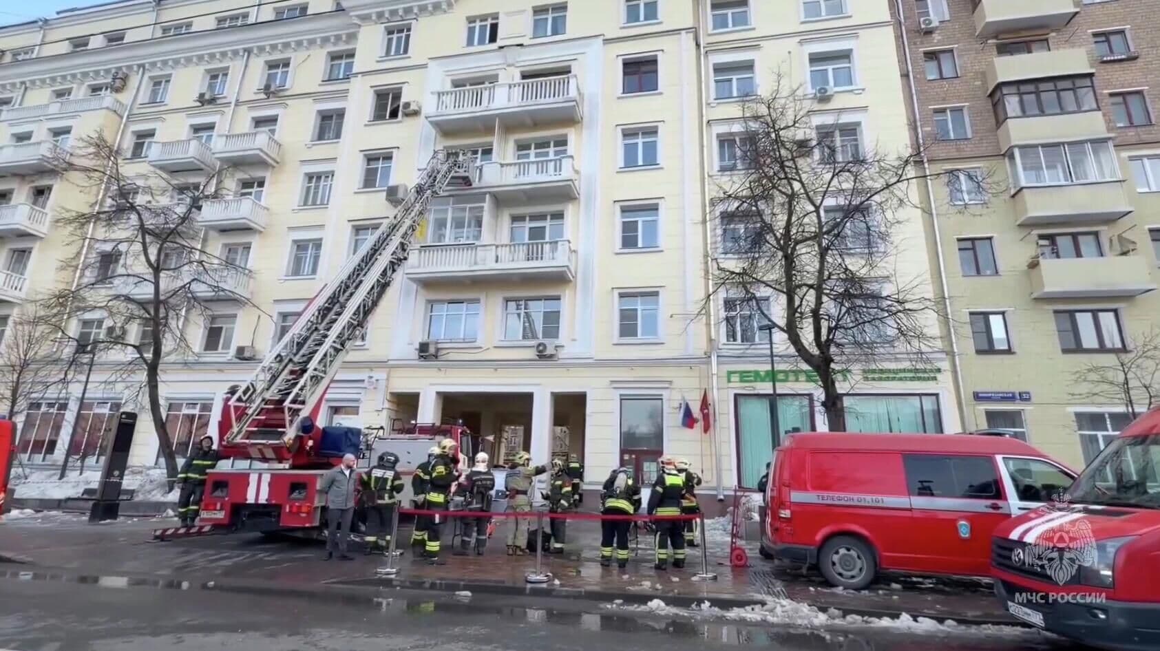 В жилом доме в центре Москвы загорелись межэтажные перекрытия