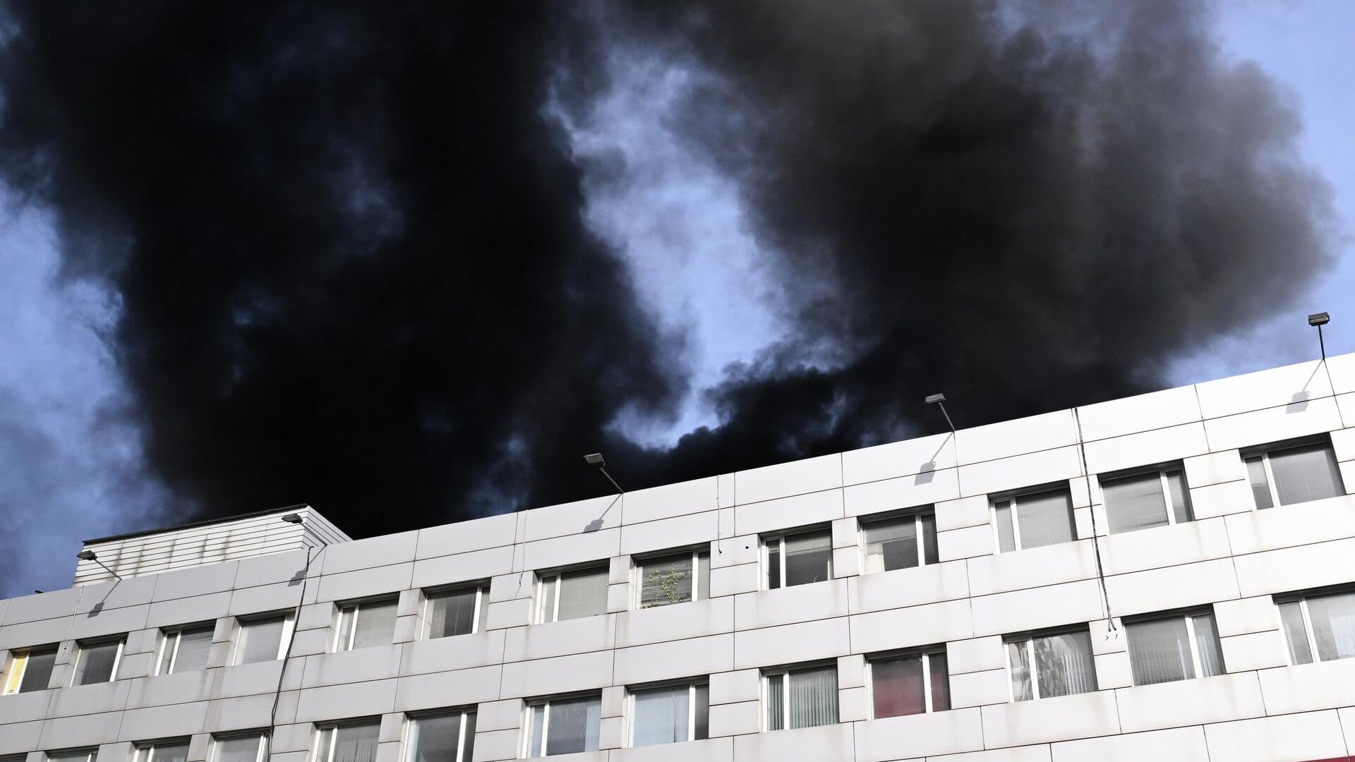 Пожарный поезд помогает в тушении пожара в бизнес-центре в Москве