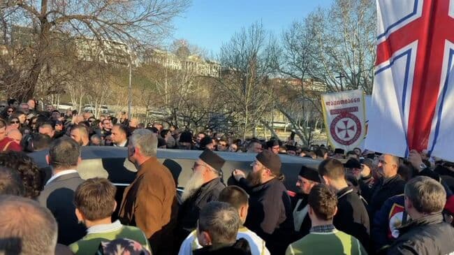 В Тбилиси проходит траурное шествие в связи со смертью патриарха Илии II